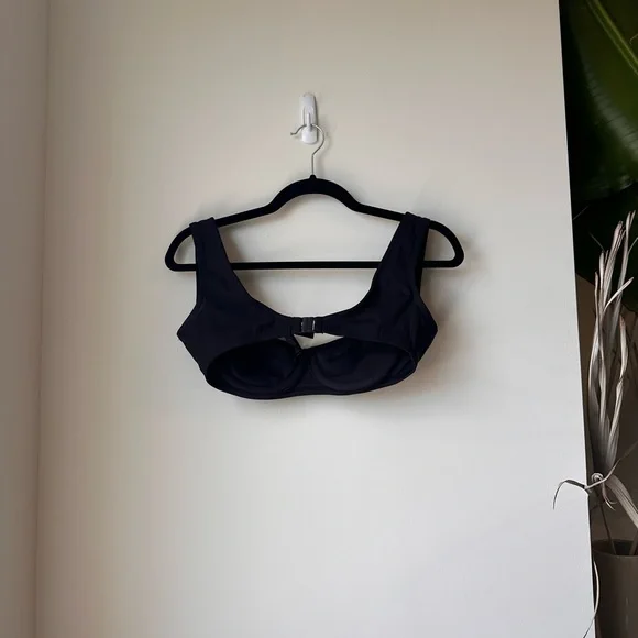 SKIMS Shaping Swim Unlined Underwire Bikini Top in Onyx size Small - Picture 8 of 15